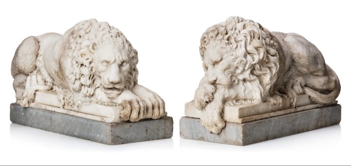 10 A. Skulpturer föreställande liggande lejon i marmor. Förlagan är de lejon som finns vid påve Clement XlII: gravmonument utförda av Antonio Canovas. 