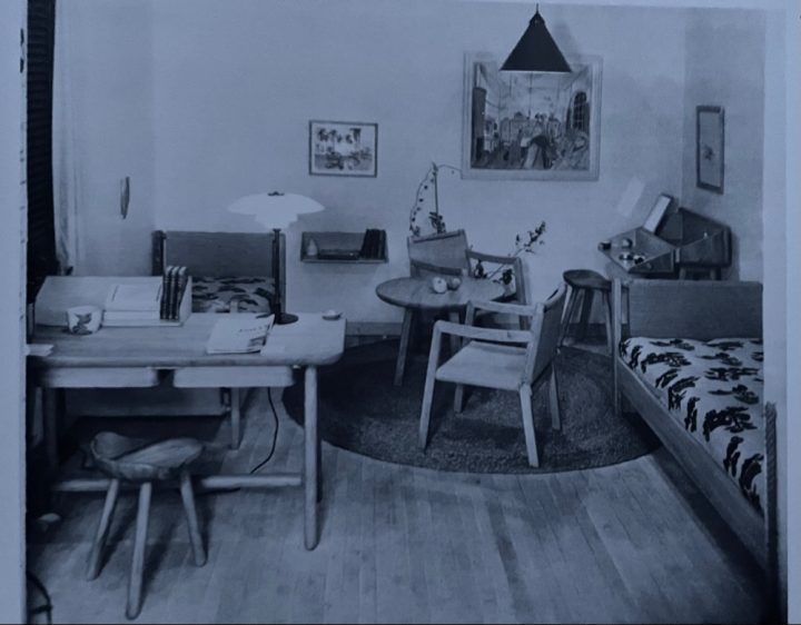1936, så visades bland annat ett ungdomsrum, et værelse, unge mennesker formgiven av Tove Reddersen för snedkermester HM Birkedal Hansen.