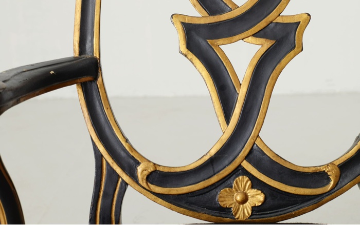 Armlänsstolen (1780-talet) är i den stil som kallas transition och är ett Stockholmsarbete signerad IMS Jacob Malmsten