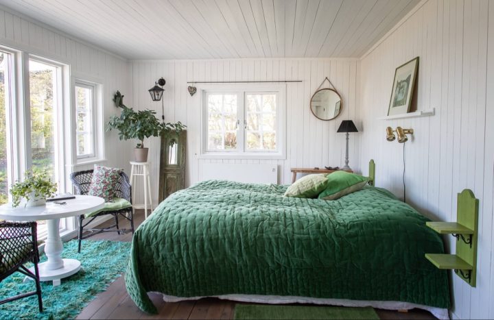 Säng med överkast i smaragdgrön sammet