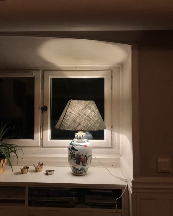 Lampa i fönstret vardagsrum
