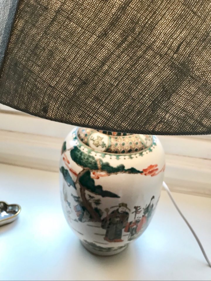 Lampa med kinesiskt motiv på lampfot