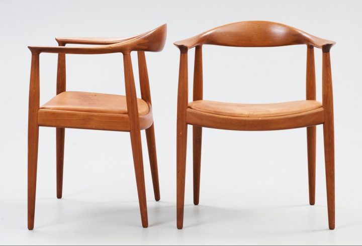 albuestolen, formgavs av Hans J Wegner 1949 och tillverkades under många år av Johannes Hansen Möbelsnedker A/S. Dessa tillverkades under 1950-1960-talet.