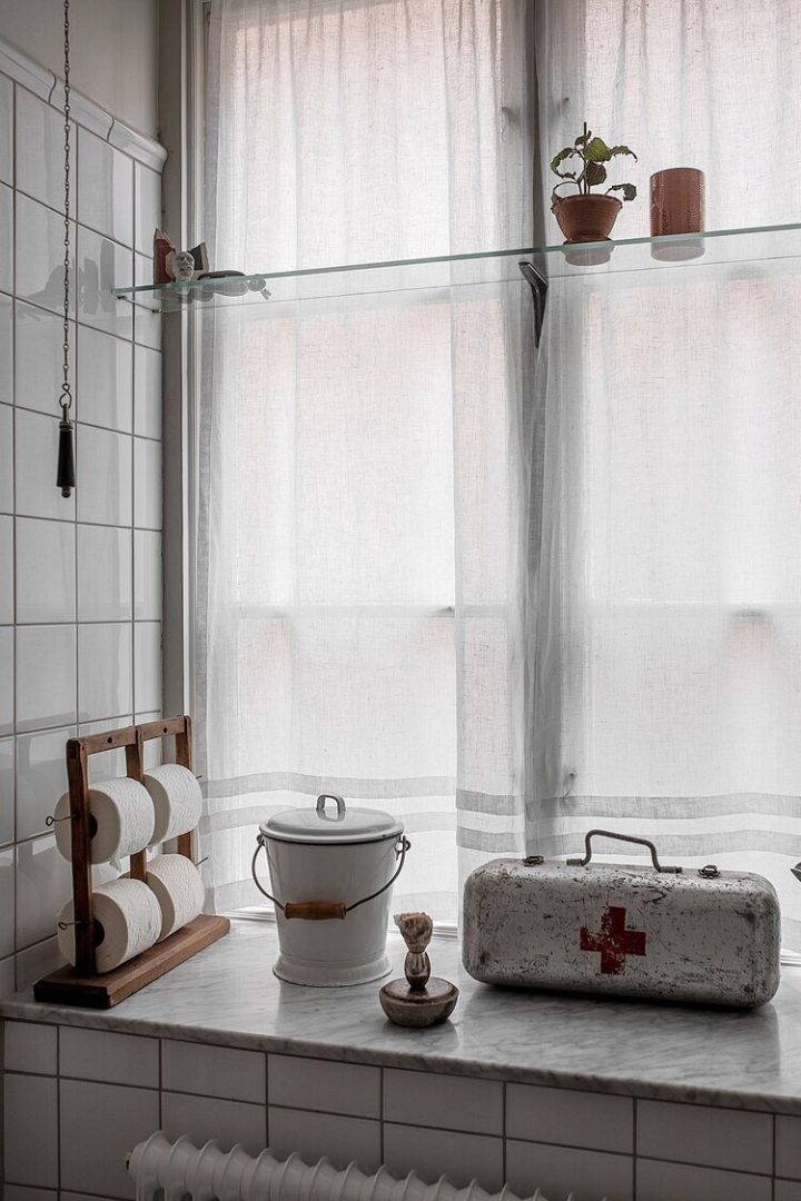 Glashylla, badrum, toarullehållare