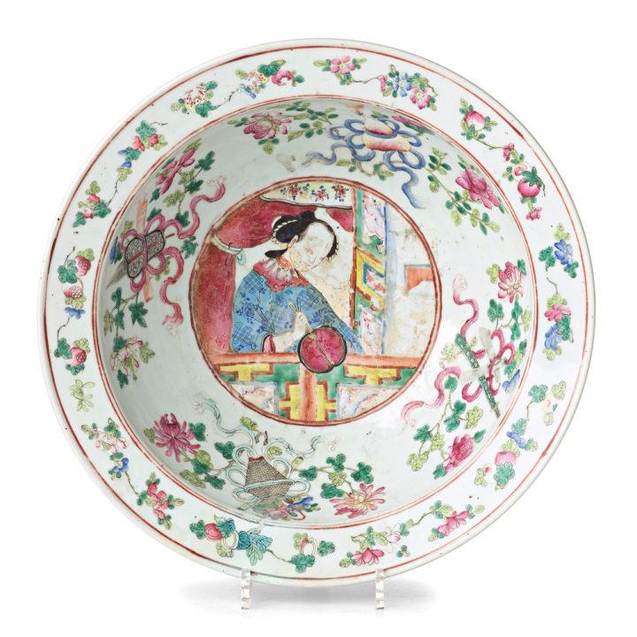Tvättfat i famille rose dekor från Qingdynastin, 1800-tal