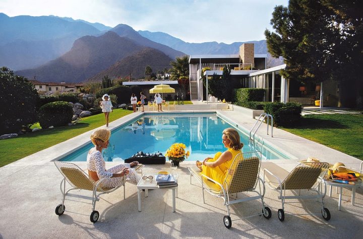 poolmiljö i amerikansk 60-tals stil. Foto: Poolside glamour av Slim Aarons.