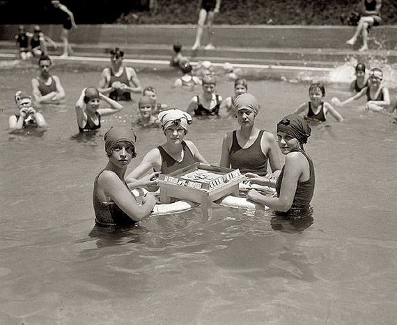 Kvinnor som spelar Mah-jong i poolen på 1920-talet. Foto: via Etsy