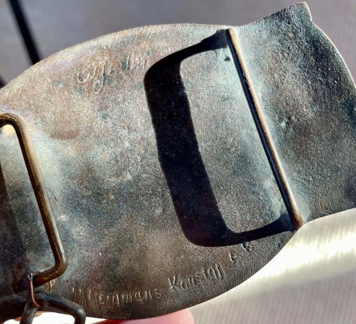 Baksida bälte i brons, 1900-tal