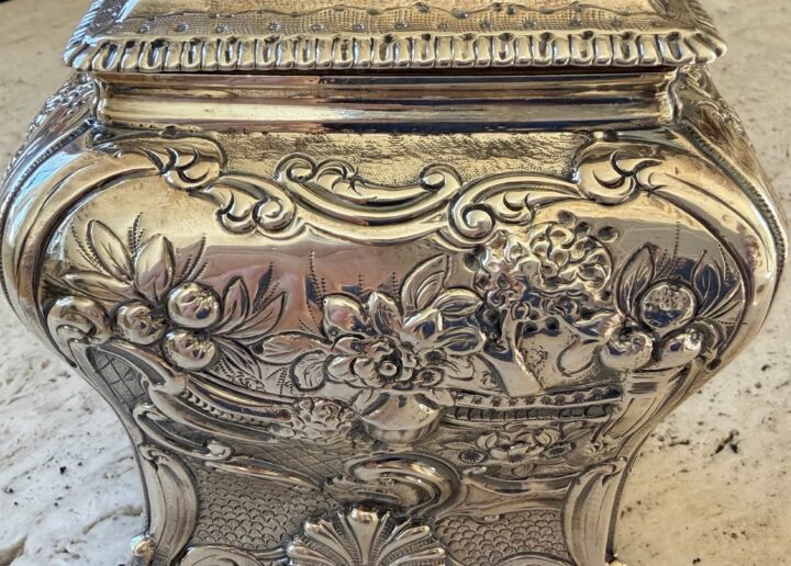 Tea caddy, stirling silver, Pierre Gillois 1762-1763, London