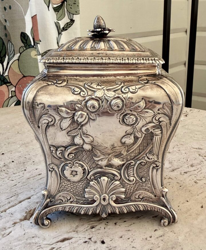 Tea caddy, stirling silver, Pierre Gillois 1762-1763, London